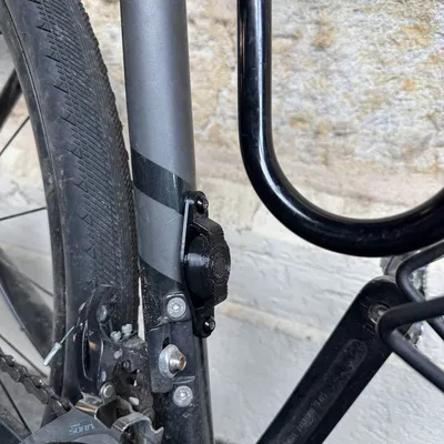 Giá đỡ AirTag cho xe đạp gắn ốc giá bình nước