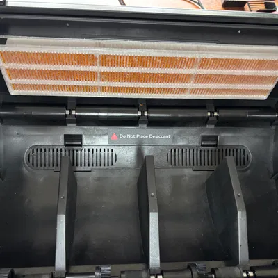 Khay desiccant bên trong Qidi Box – tương thích bed Q2