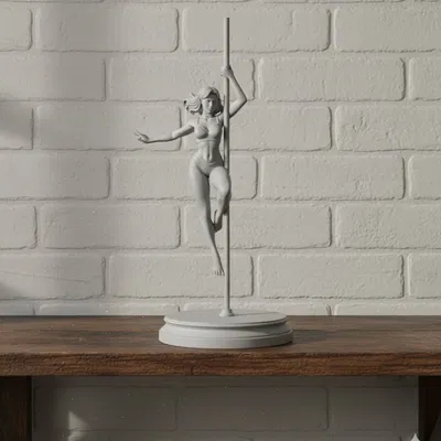 Cô gái sexy nhảy múa trên cột thẳng đứng