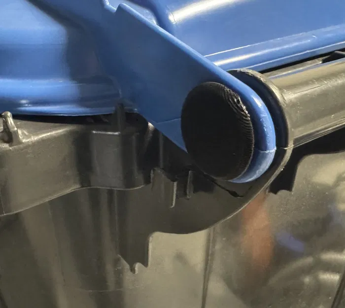 Bản lề thùng rác (wheelie bin) ⌀19.5x50mm + nắp ⌀33x3mm - Image 1