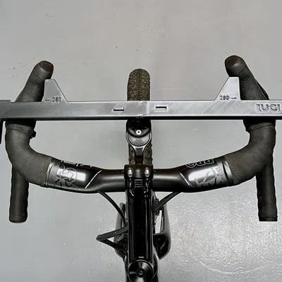 Dụng cụ đo bề rộng tối thiểu ghi-đông theo UCI (UCI handlebar minimum width measuring tool)