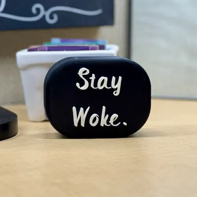 "Stay Woke." Bảng chữ để bàn kiêm chặn giấy tối giản