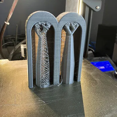 Giá treo tường cho Peloton Guide và remote Roku