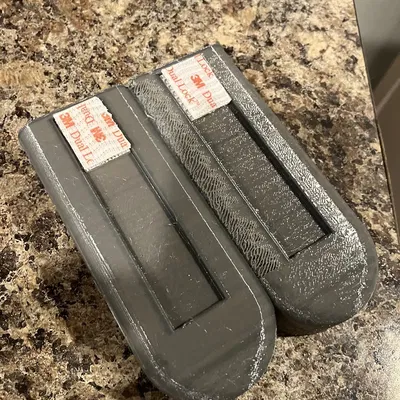 Giá treo tường cho Peloton Guide và remote Roku