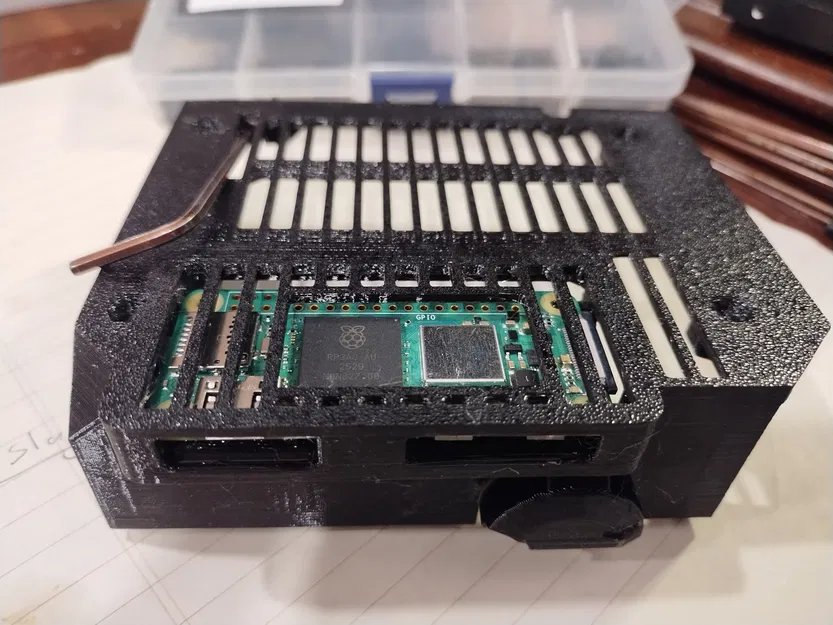 [Cải Tiến] Vỏ RPi Zero W2 Lật Ngược - Thêm Cutout Tản Nhiệt, HDMI & Khe Chỉnh Ốc - Image 1