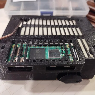 [Cải Tiến] Vỏ RPi Zero W2 Lật Ngược - Thêm Cutout Tản Nhiệt, HDMI & Khe Chỉnh Ốc