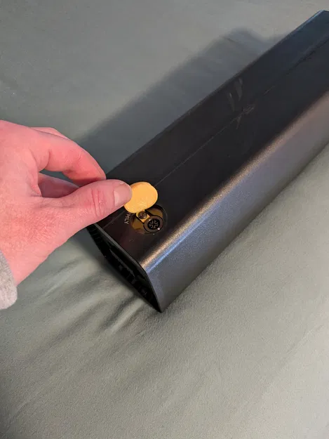 Nắp che cổng pin Globe Haul Battery Port Cover - Image 1