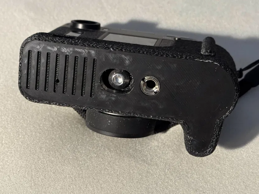 Tay cầm Fujifilm X half có ngăn AirTag (Handgriff mit Airtag Fach) - Image 3