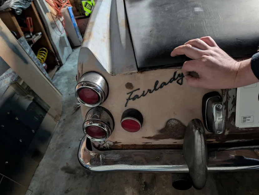 Emblem Fairlady chữ viết tay cho Datsun Roadster - Image 4