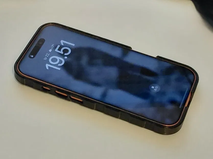 Ốp iPhone 17 Pro mặt lưng phẳng (flat back) – in không cần support - Image 2