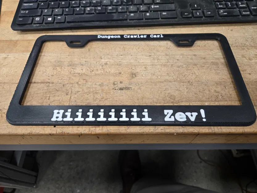Khung biển số Dungeon Crawler Carl "Hiiiiii Zev!" - Image 2