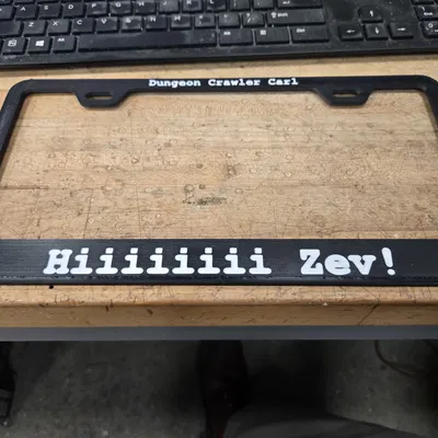 Khung biển số Dungeon Crawler Carl "Hiiiiii Zev!"