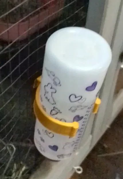 Giá đỡ bình nước cho thỏ/thú nhỏ 2" cho lưới hardware cloth 1/2" - Image 1