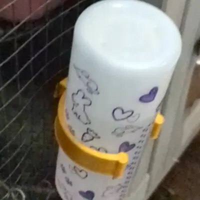 Giá đỡ bình nước cho thỏ/thú nhỏ 2" cho lưới hardware cloth 1/2"