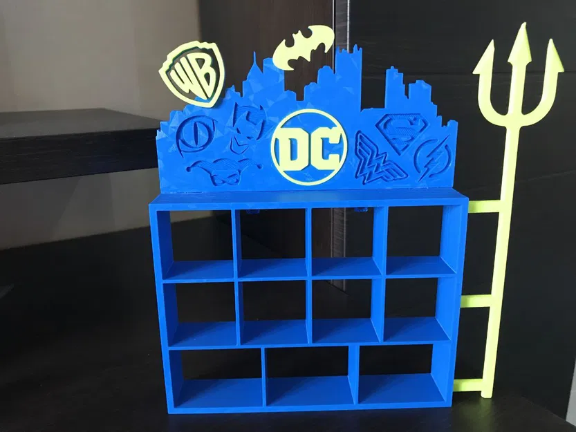 Stand Funko Pop Kinder Joy DC - Image 1