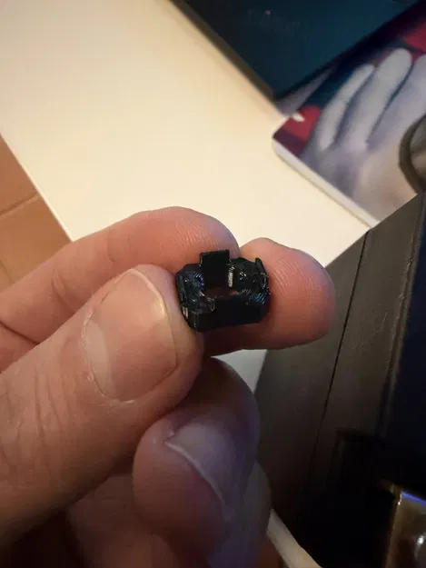 Miếng giữ đai ốc cực bình cho CRF1100 Africa Twin - Image 1