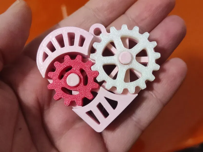 Móc khóa đồ chơi fidget hình trái tim bánh răng - Image 1