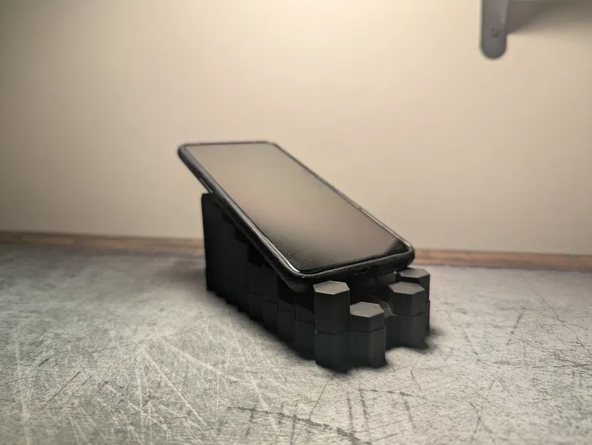 Giá đỡ điện thoại dạng cột đá Basalt (Basalt Column Phone Holder) - Image 2