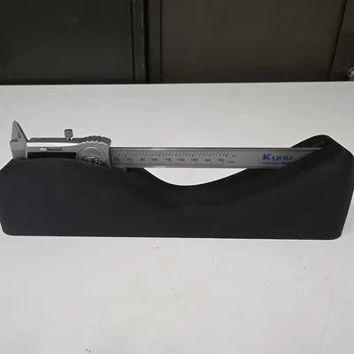 Giá để thước kẹp để bàn Kynup CR2032