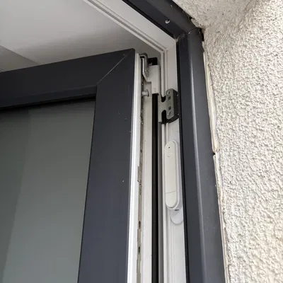 Giá đỡ IKEA MYGGBETT gắn trong khung cửa sổ