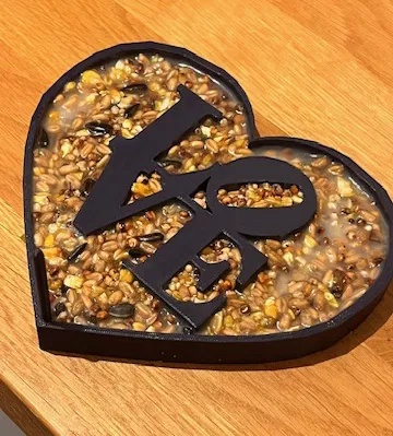 Máng ăn chim hình trái tim LOVE - Image 1