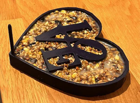 Máng ăn chim hình trái tim LOVE - Image 2