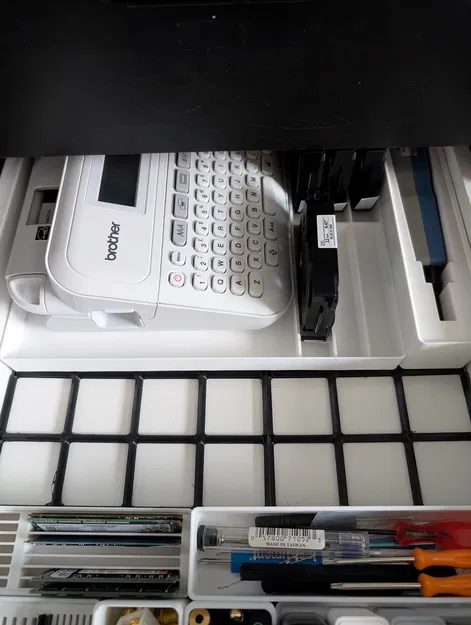 Giá đỡ Gridfinity cho P‑Touch D400/D410 + băng TZe 12mm - Image 3