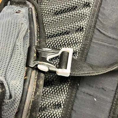 Khóa balo EVOC (phần chốt đực của khóa trên cùng)