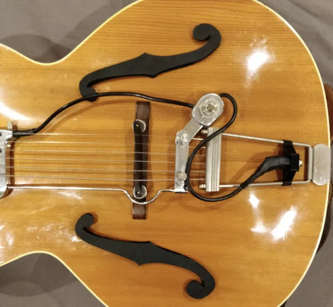 Miếng che f-hole cho guitar archtop Epiphone Blackstone 1947 - Image 1