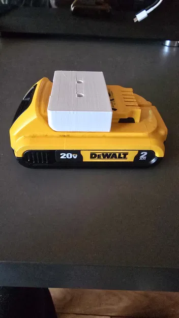 Giá treo pin Dewalt 20V có clip (bản kéo dài) - Image 1