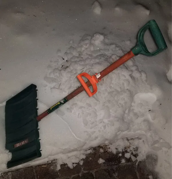 Tay cầm ergonomic gắn thêm cho cán xẻng xúc tuyết - Image 1