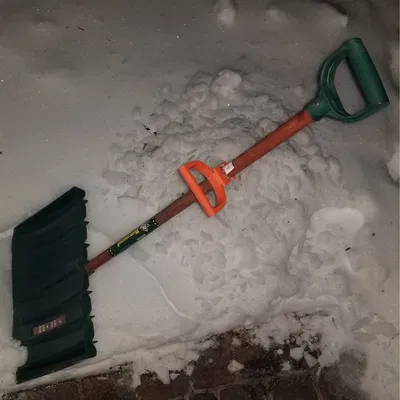 Tay cầm ergonomic gắn thêm cho cán xẻng xúc tuyết