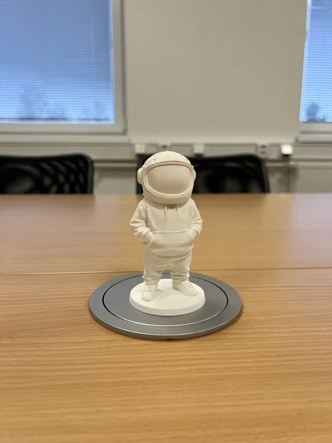 Space Boy – Figurine Phi Hành Gia Mặc Hoodie - Image 1