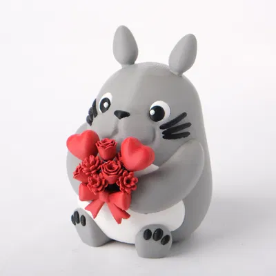 Tượng Totoro Valentine ôm bó hoa hình trái tim