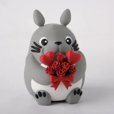 Tượng Totoro Valentine ôm bó hoa hình trái tim