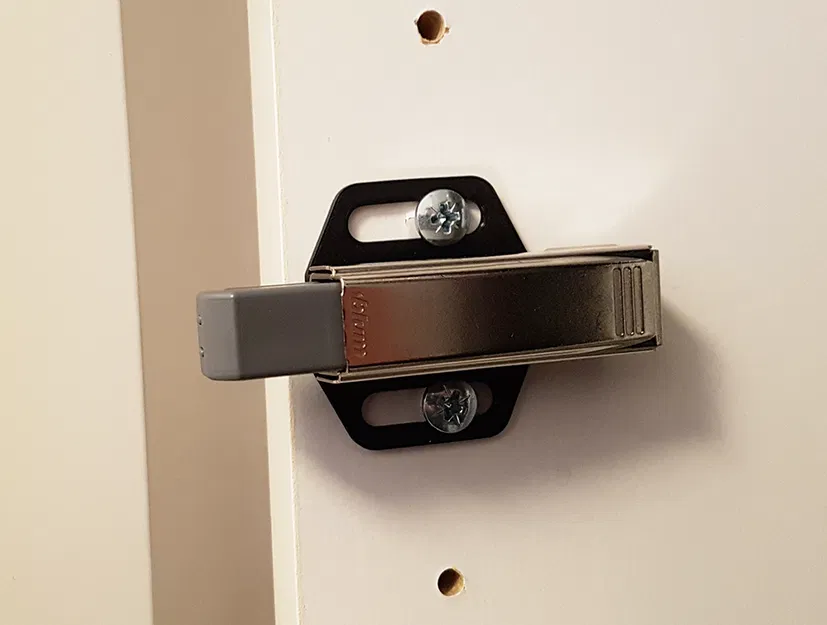 Adapter giảm chấn bản lề Blum dạng snap fit - Image 1