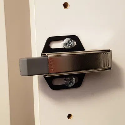 Adapter giảm chấn bản lề Blum dạng snap fit