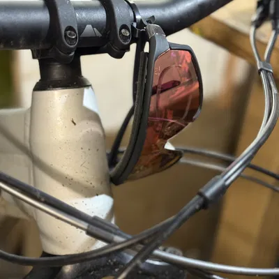 Móc treo kính cho ghi-đông xe đạp