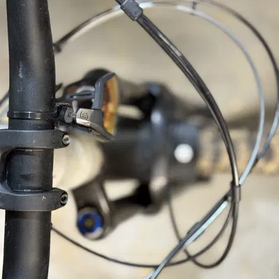 Móc treo kính cho ghi-đông xe đạp