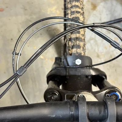 Móc treo kính cho ghi-đông xe đạp