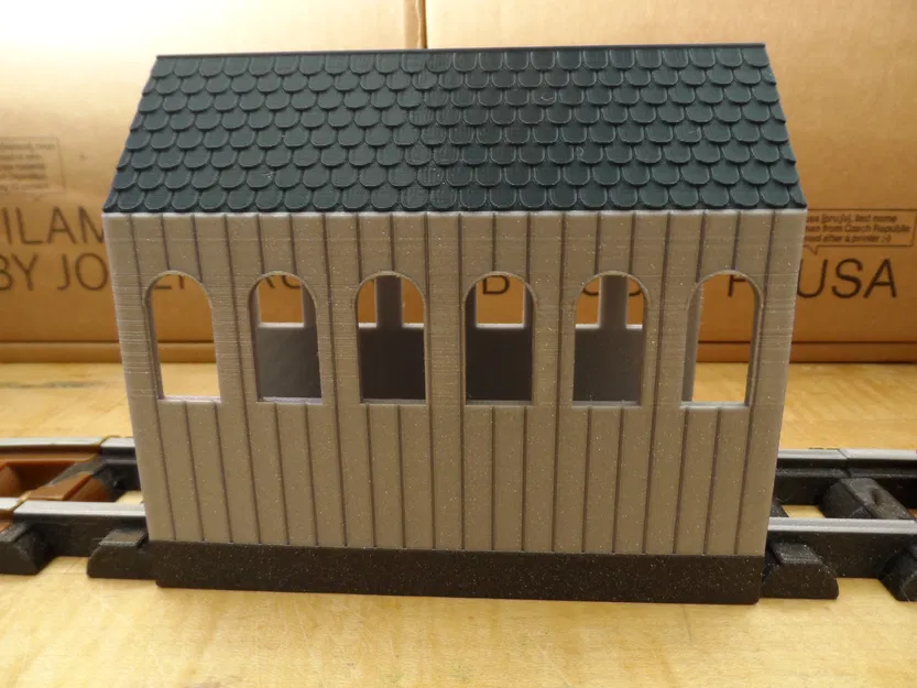 Nhà kho cho tàu chạy xuyên qua cho đường ray Lincoln Log - Image 1