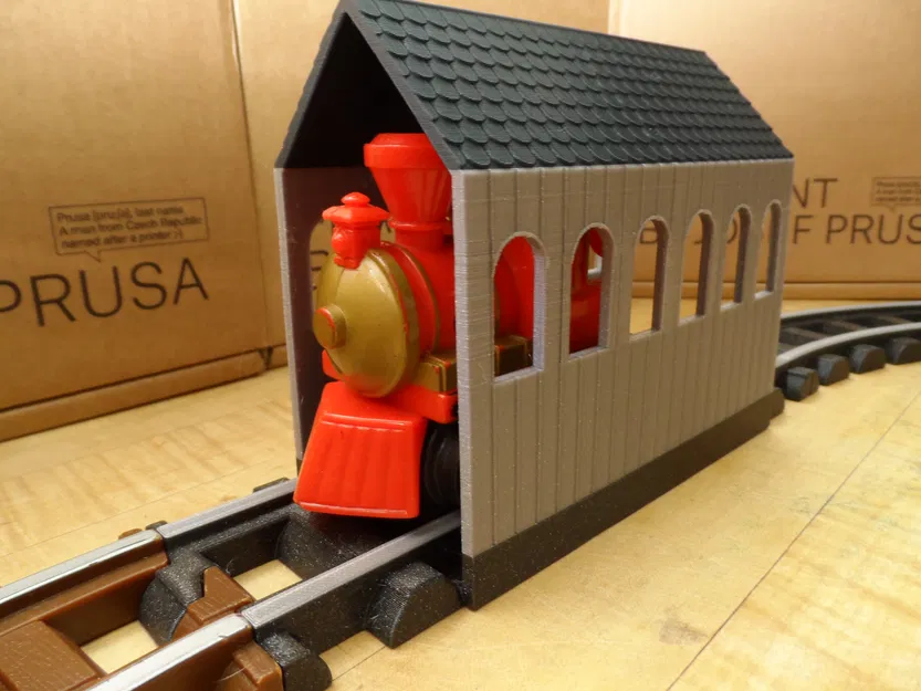 Nhà kho cho tàu chạy xuyên qua cho đường ray Lincoln Log - Image 2