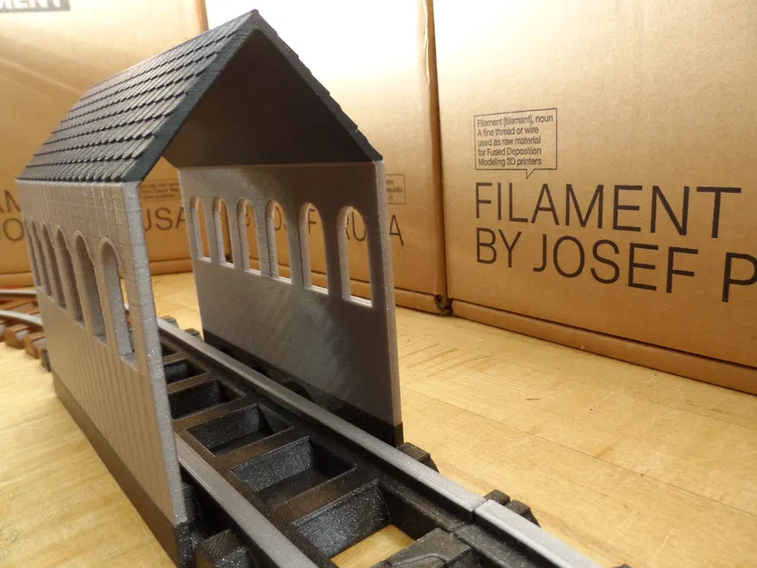 Nhà kho cho tàu chạy xuyên qua cho đường ray Lincoln Log - Image 3