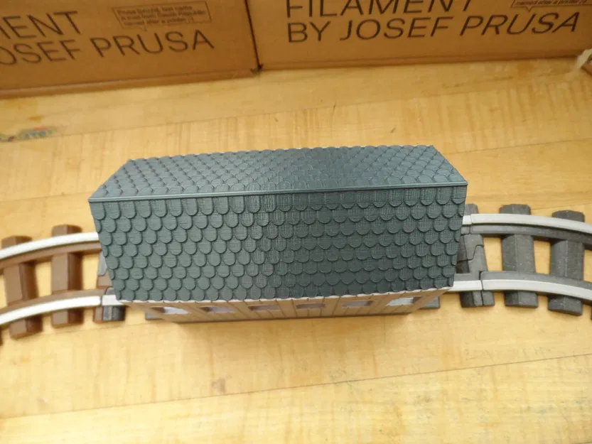 Nhà kho cho tàu chạy xuyên qua cho đường ray Lincoln Log - Image 4