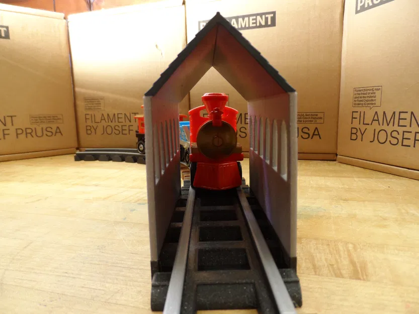 Nhà kho cho tàu chạy xuyên qua cho đường ray Lincoln Log - Image 5