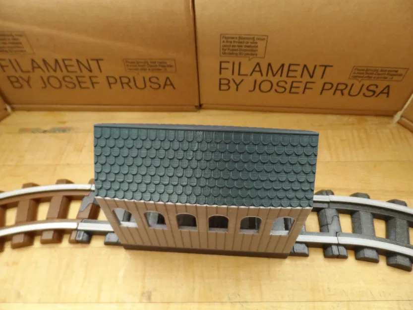 Nhà kho cho tàu chạy xuyên qua cho đường ray Lincoln Log - Image 6