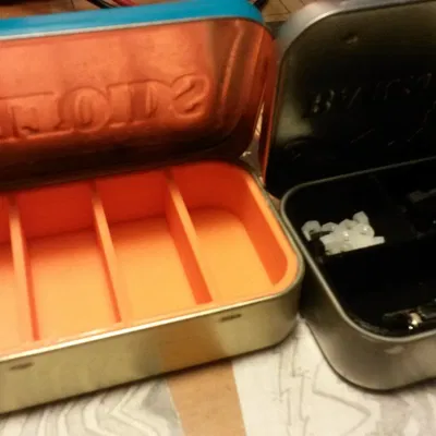 Khay sắp xếp hộp Altoid Can Organizer