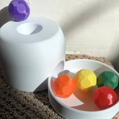 Hộp Object Permanence V2 (OpenSCAD)