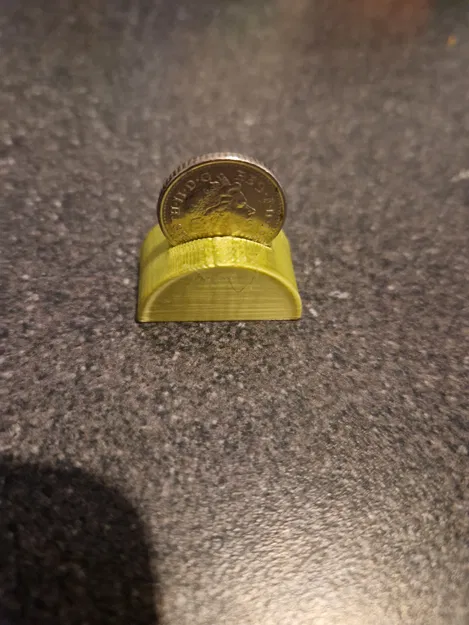 Đế trưng bày đồng xu 5p (5p coin stand) - Image 1