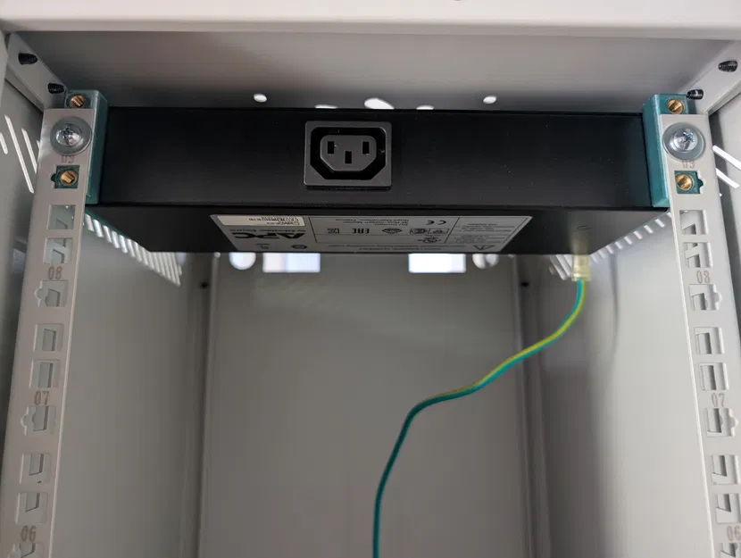 Ngàm gắn rack 10" cho APC AP6015A (dùng M5 heat inserts) - Image 1